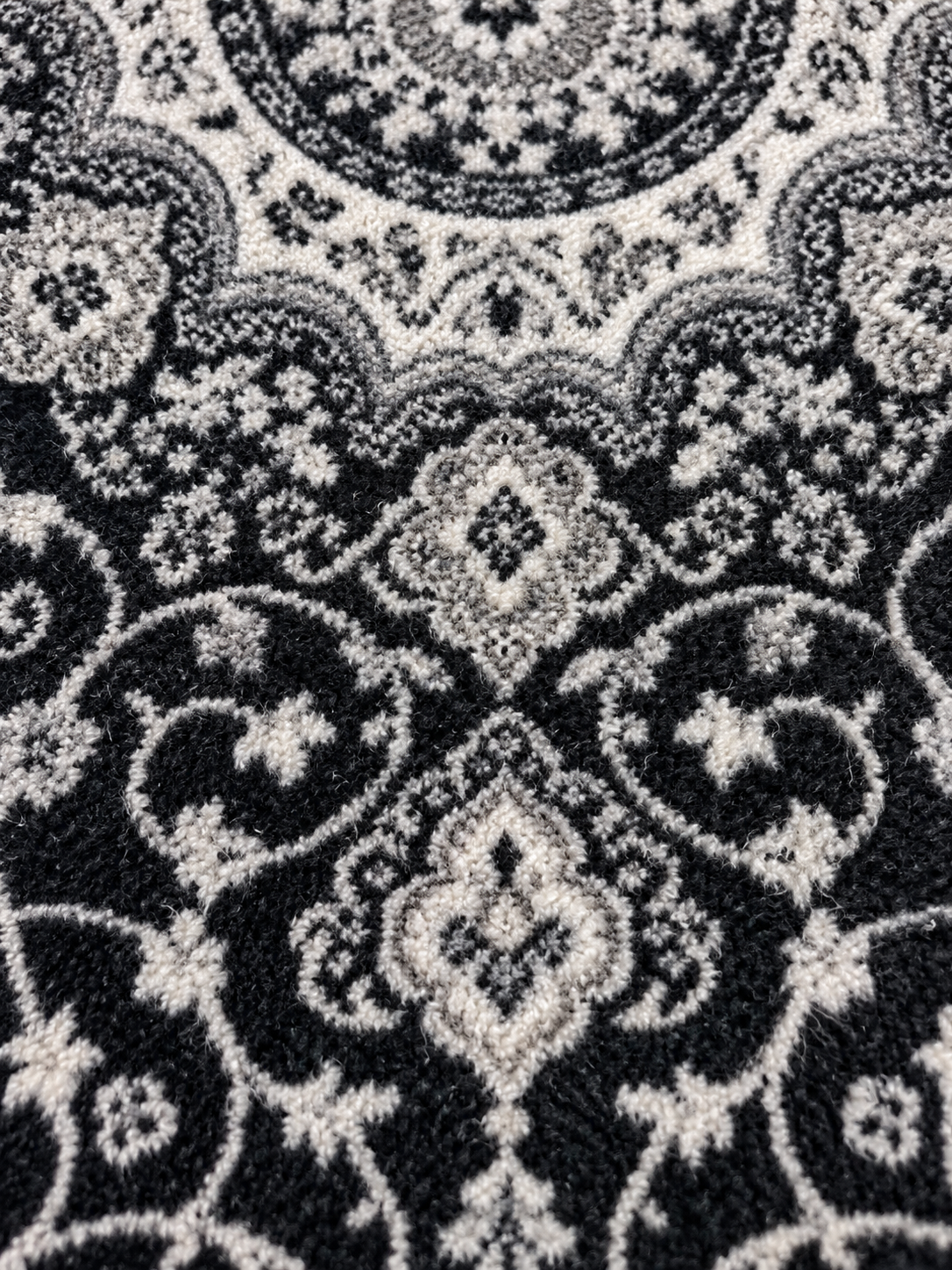 Eclipse – Luxury Velvet Rug, Black & Ivory Traditional Design (LVC-509)